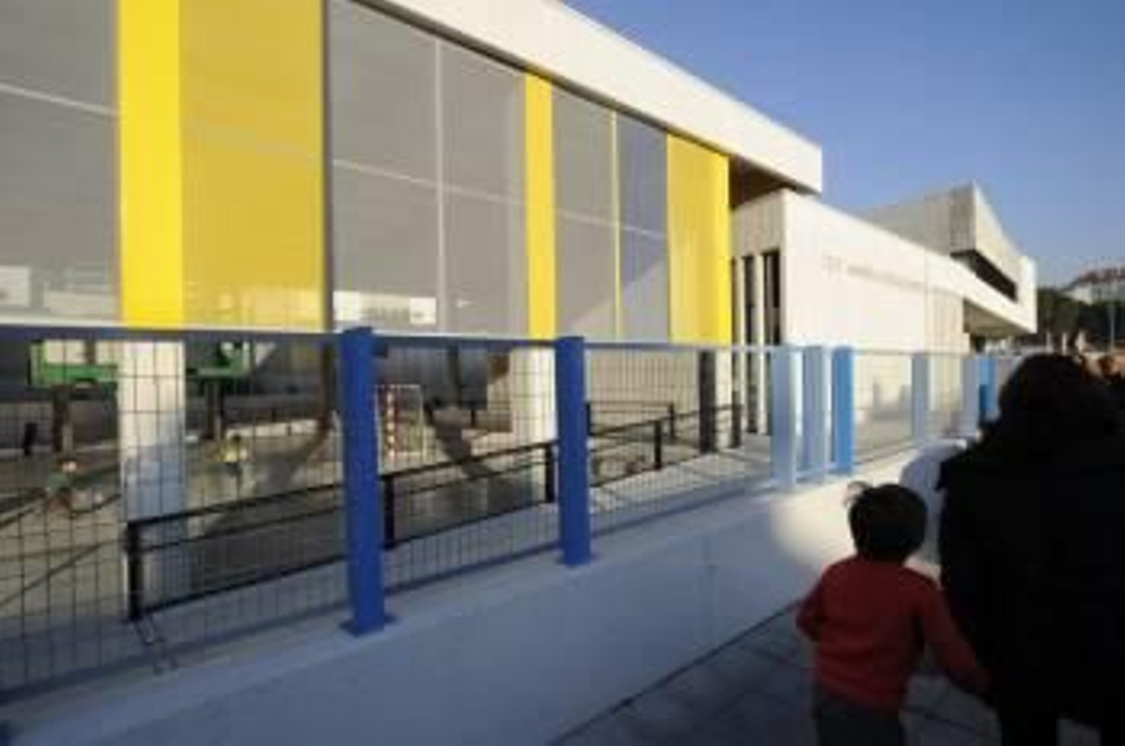 Exteriores del colegio Amadeo Rodríguez Barroso, situado en la zona de Os Rosais. (Foto: MARTIÑO PINAL)