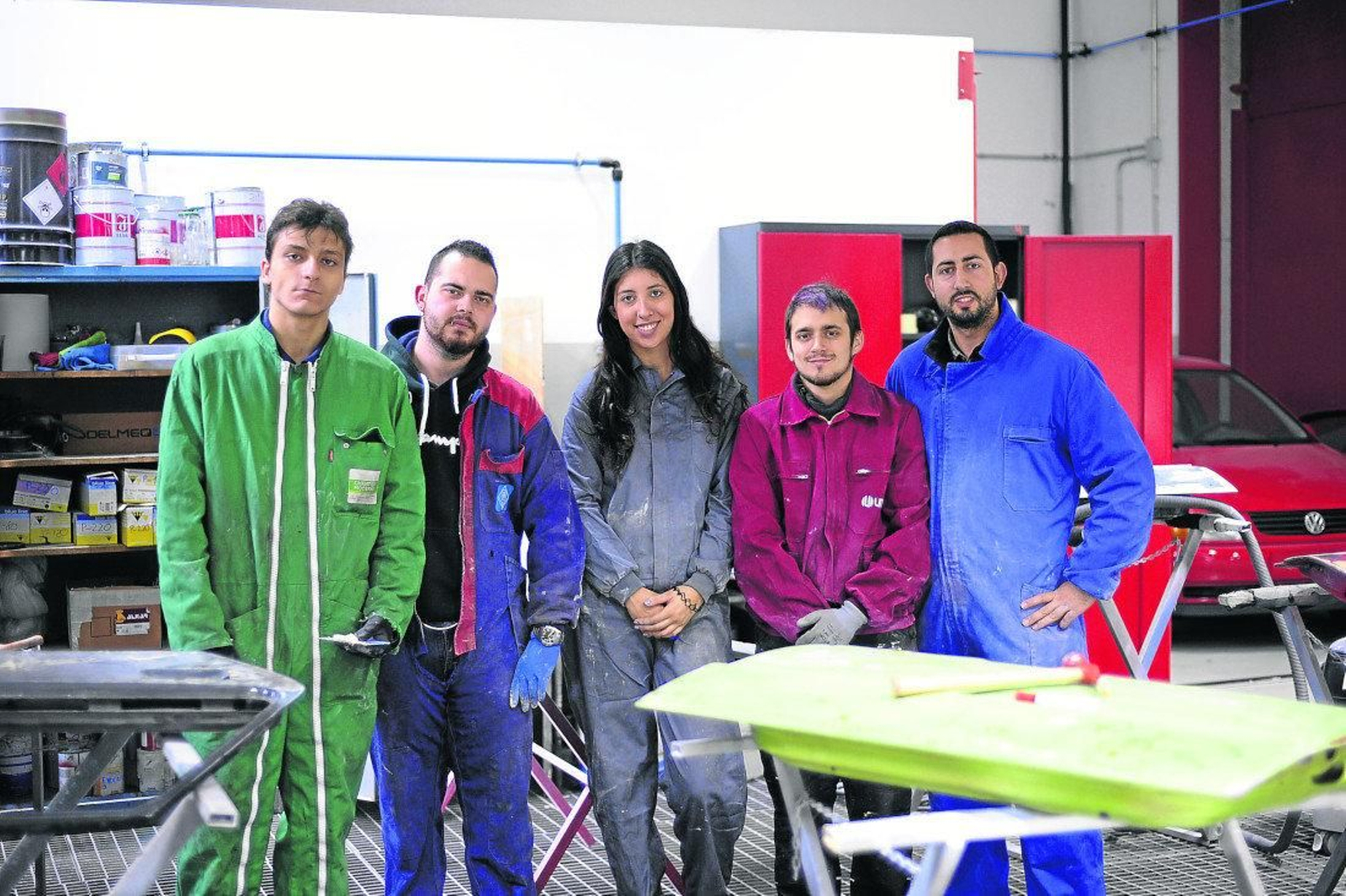 Ezequiel Álvarez,Samuel González,Constan Carreira,Nicolás Rodríguez e Ismael Rodríguez, alumnos de Carrocería. (Foto: Martiño Pinal)
