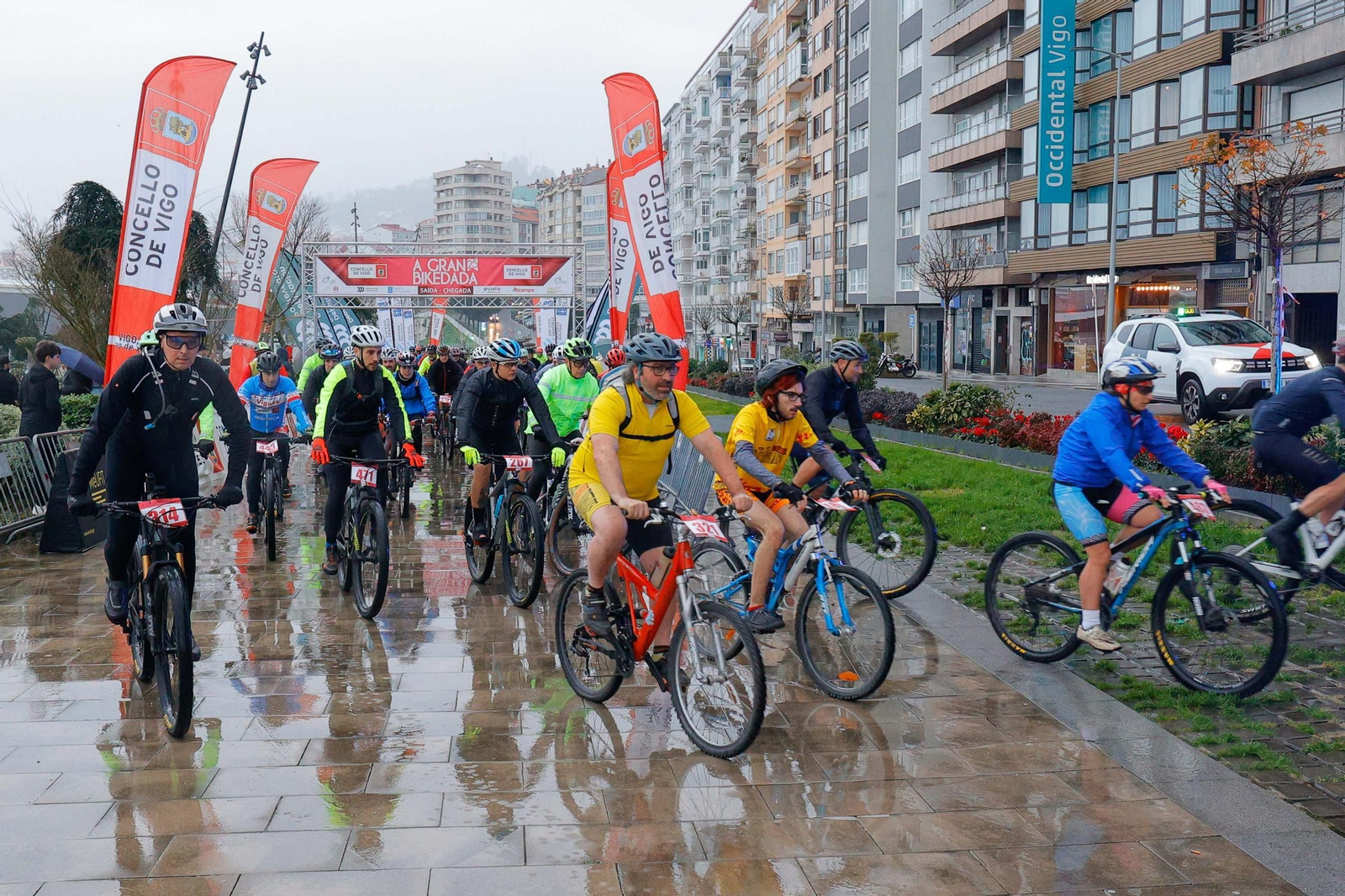 Galería | Decenas de ciclistas participan en la Gran Bikedada de Vigo