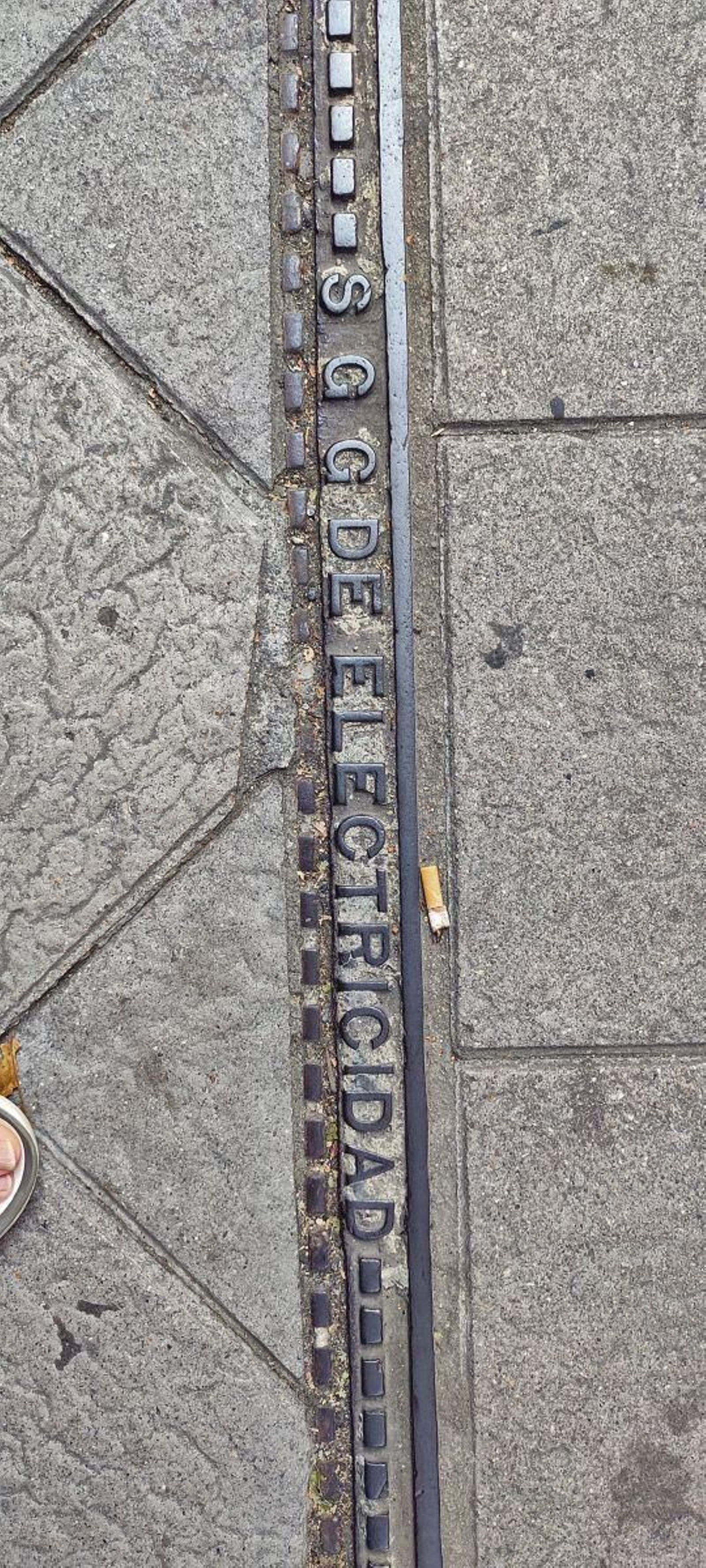 Según se explica en el documentado libro de García Fontenla “Cien años de luz eléctrica en Galicia”, la Sociedad Galega de Electricidad se crea en Madrid en 1900 para dar luz a los concellos de Vilagarcia, Carril, Valga, Cambados, Padrón y Caldas de Reis. Sus tapas conservadas en Ourense son de piedra, rectangulares, grandes y no tienen fecha.