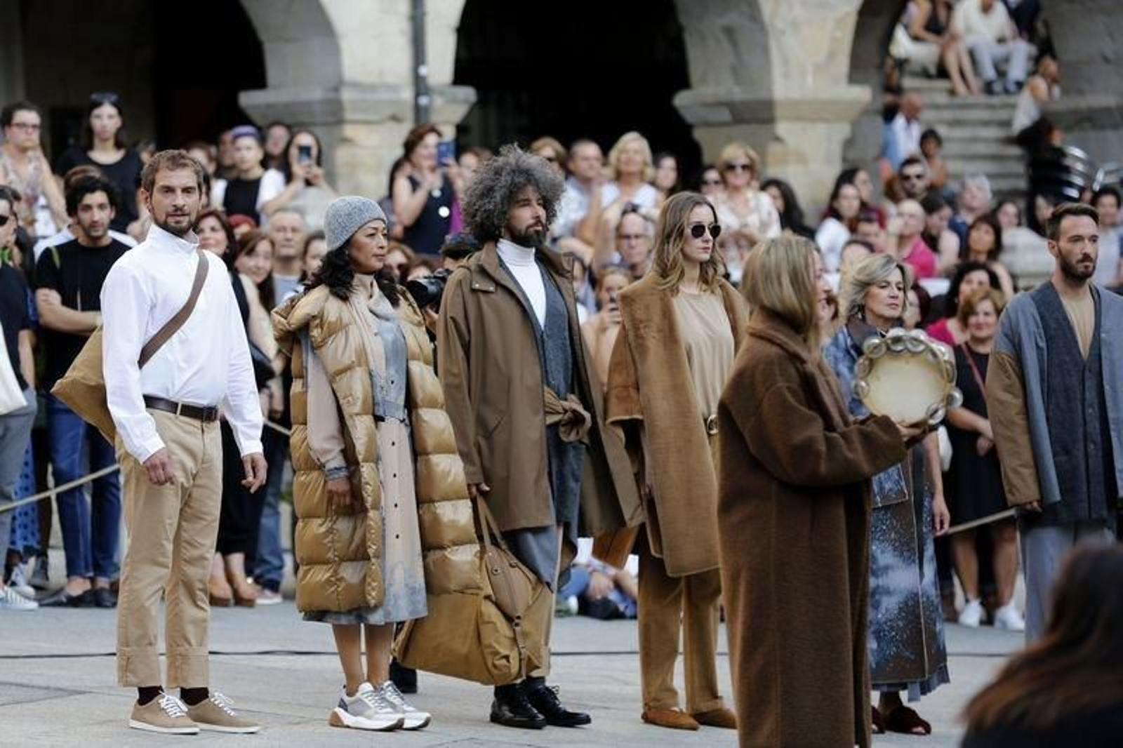 Desfile de Adolfo Domínguez por el casco viejo de Ourense, el año pasado. (Foto: Xesús Fariñas)