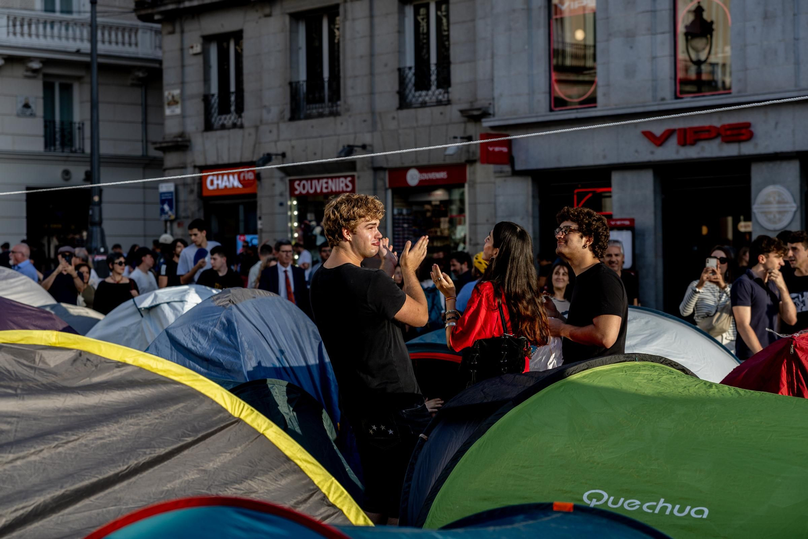 Galería | La acampada de Sol por una vivienda digna se sigue extendiendo y los congregados insisten en esta medida de presión