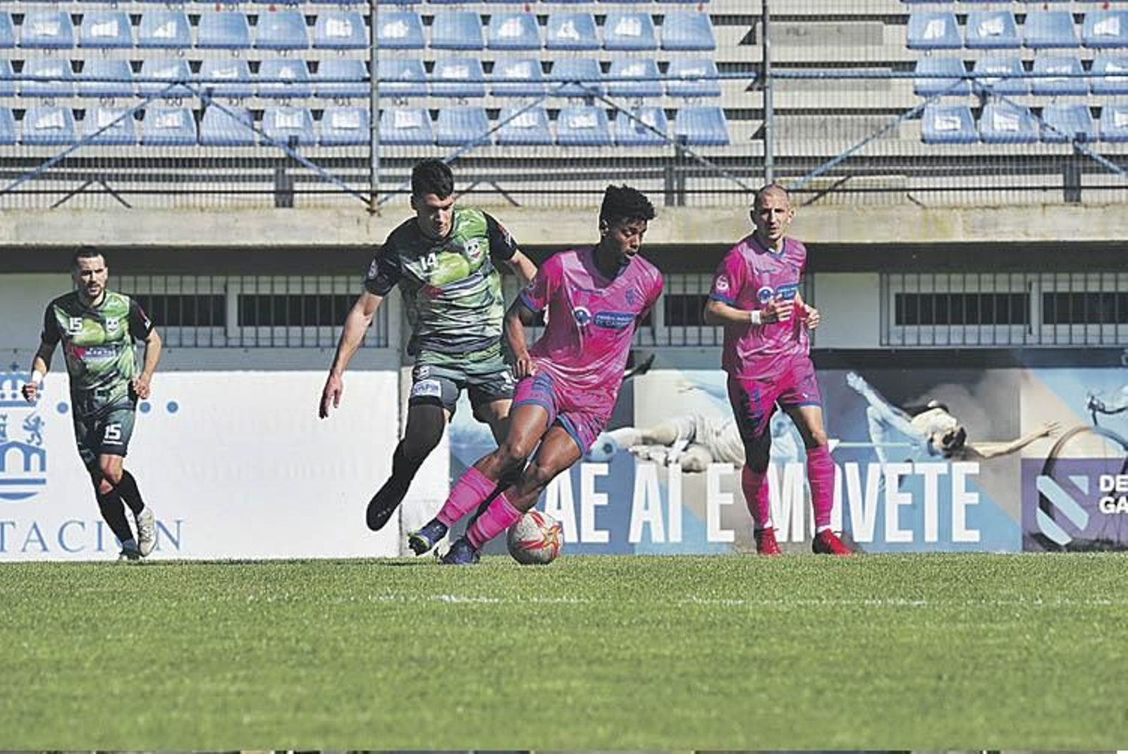 El jugador del Ourense CF Jerin se lleva una pelota ante un rival.