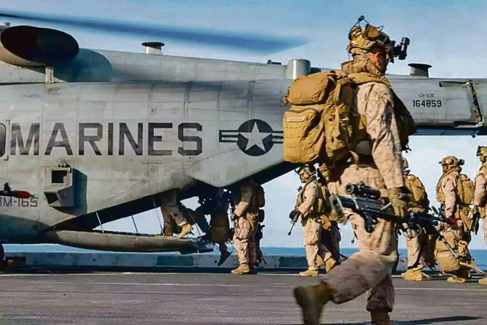 Marines del Ejército norteamericano suben a un helicóptero.