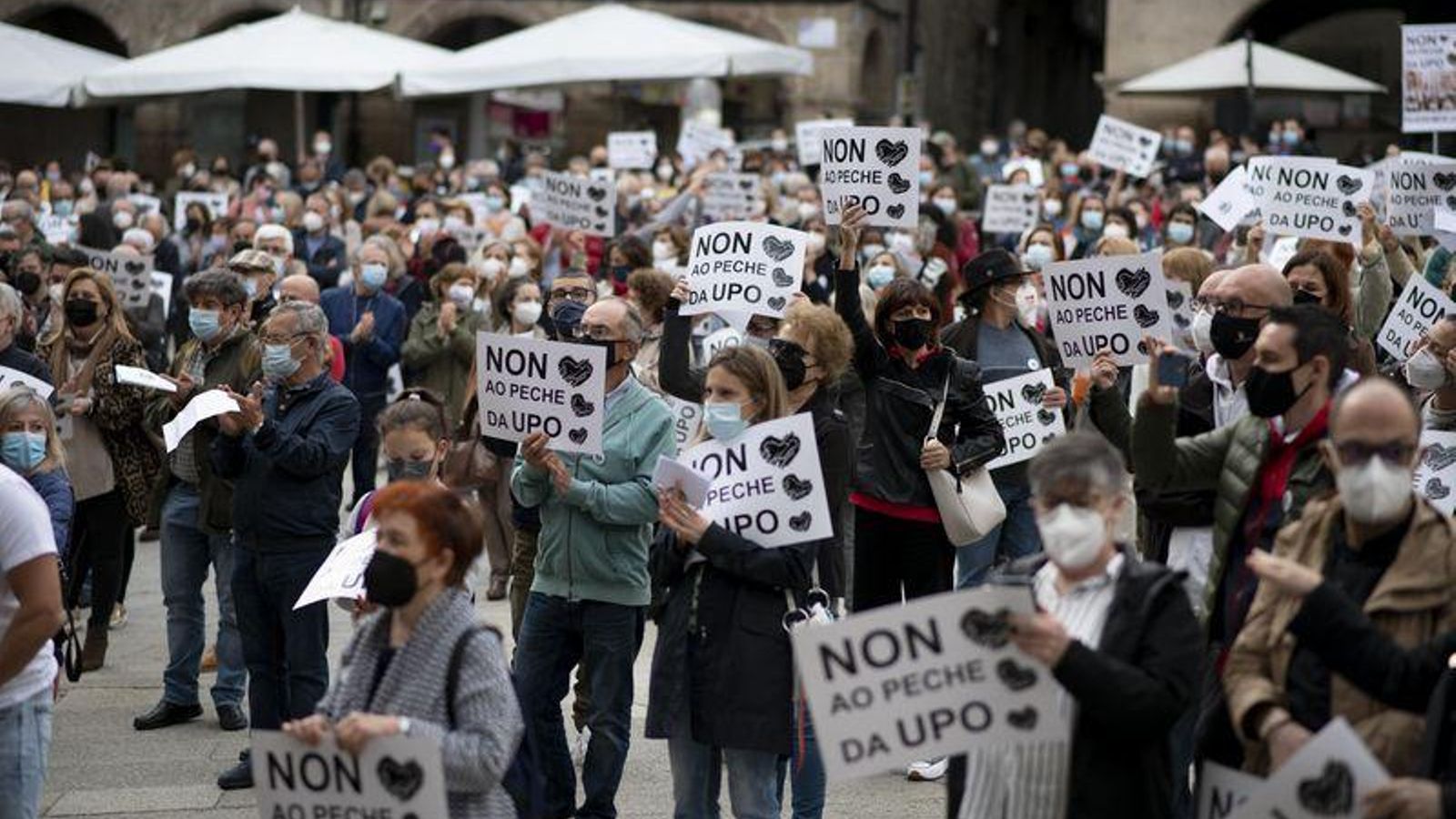Ourense. 21/05/2021. Concentración cultural en contra do peche da Universidade Popular de Ourense na praza Maior de Ourense. Foto: Xesús Fariñas