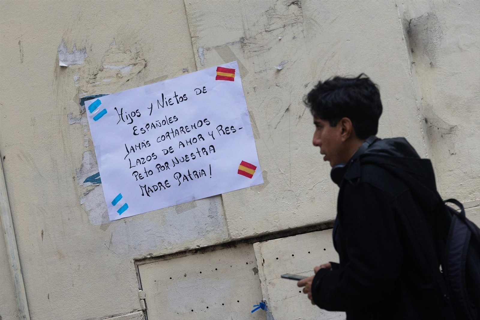 Un cartel pegado en la fachada del Consulado