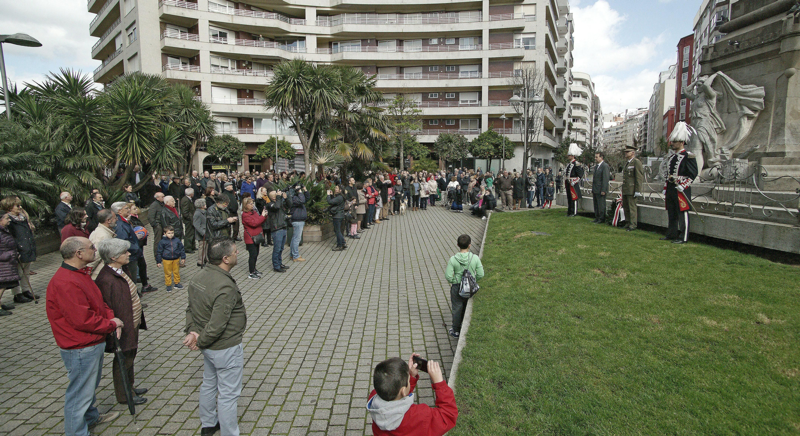 El acto incluye una ofrenda floran en recuerdo de los fallecidos durante la guerra.
