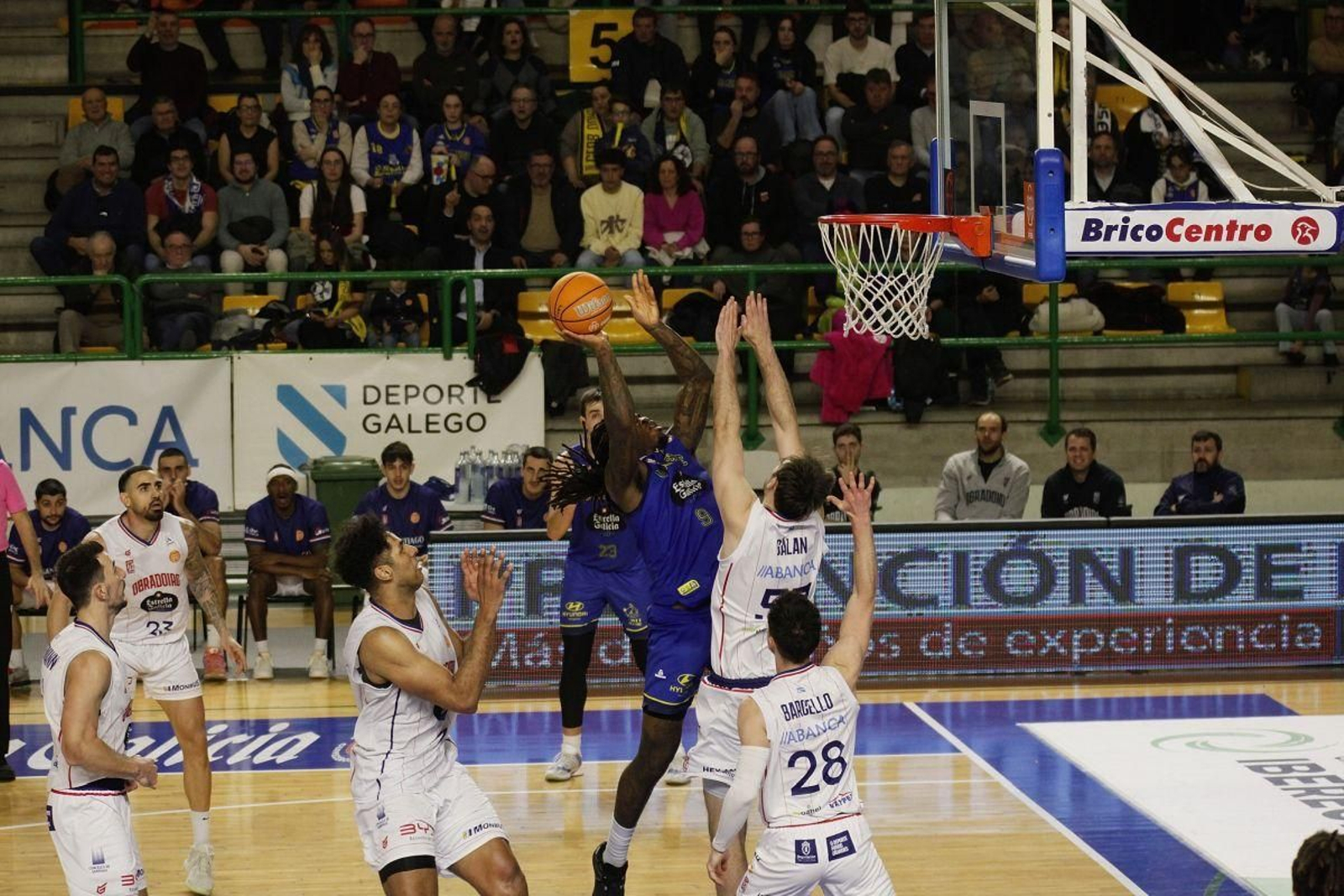 El cobista Kingsley Okanu lanza a canasta durante el encuentro.