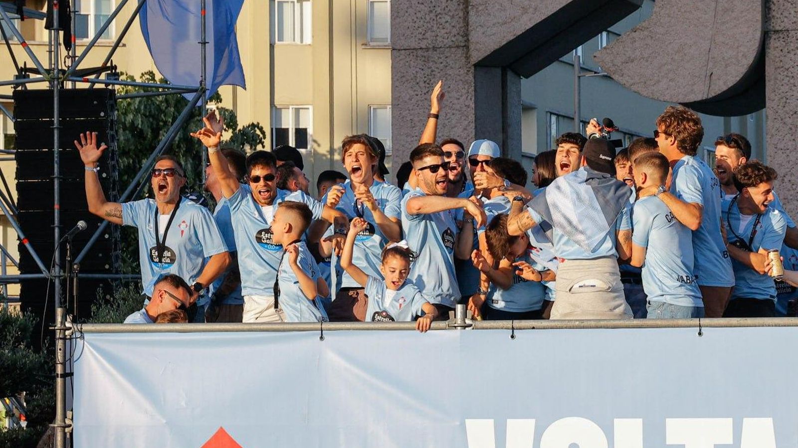 Galería | Fiesta celeste en Vigo por la vuelta del Celta a Europa