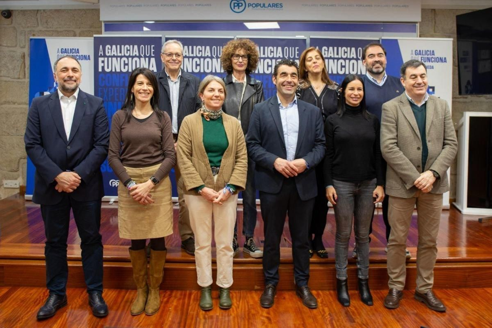 Luis López, con nueve de los 11 diputados de la provincia, entre ellos los vigueses Comesaña y Patricia García.