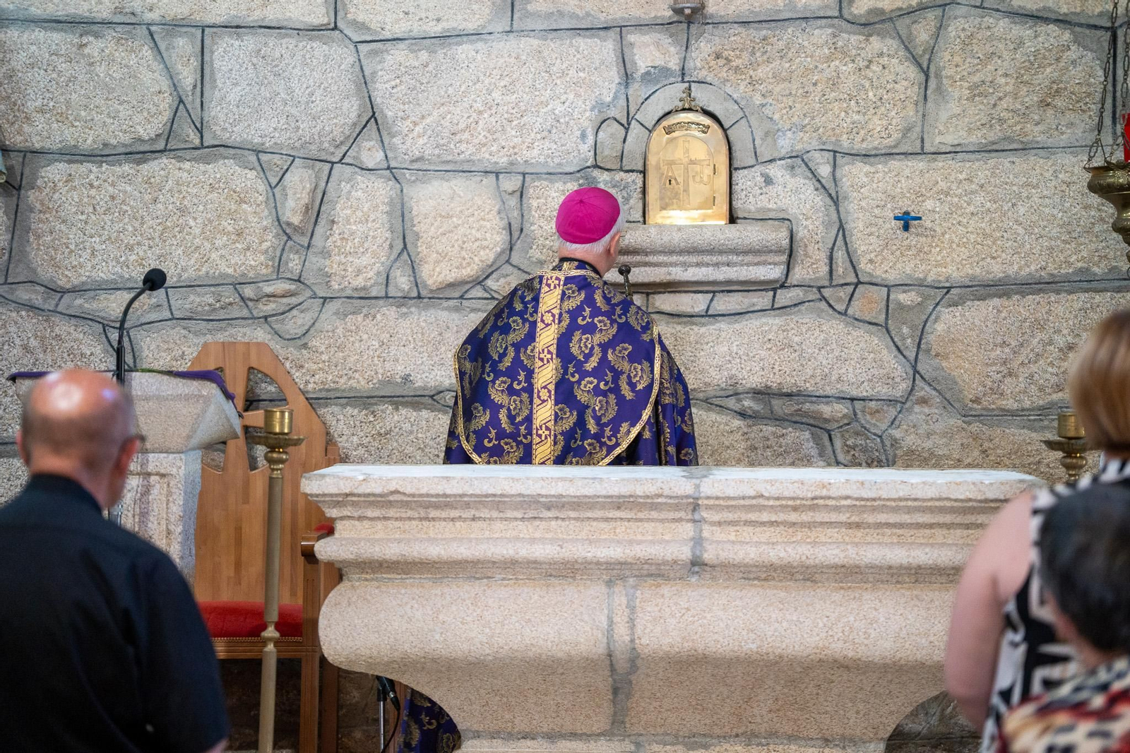 Momentos del acto de purificación y bendición celebrado en la iglesia parroquial de Parada de Ribeira tras la sustracción de sus piezas litúrgicas