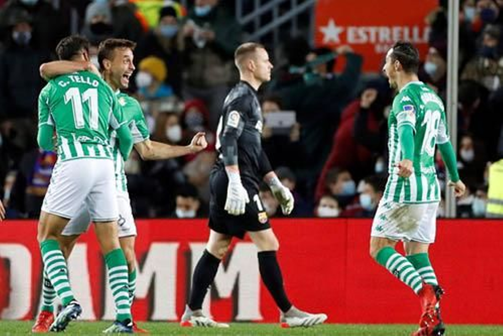 Los jugadores del Betis celebran la victoria en el Camp Nou ante un cariacontecido Ter Stegen.