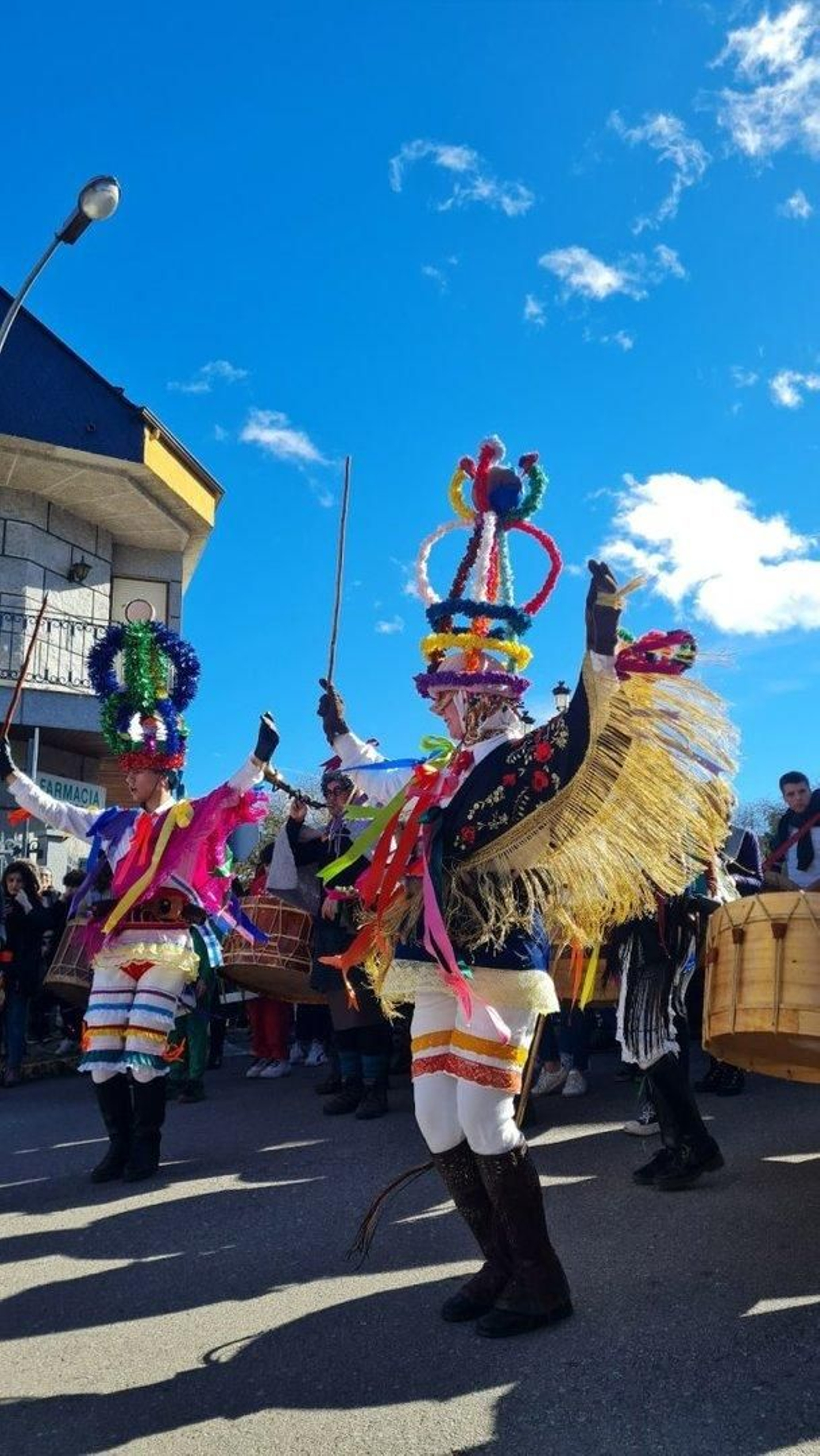 Mázcara. Personaxe do Entroido, propio das terras de Manzaneda, de traxe colorido e vistoso pucho, cuxo cometido é bailar ao son do folión.