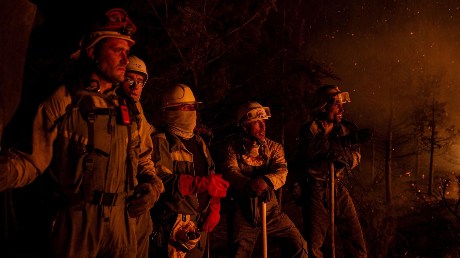 Un grupo de bomberos forestales, en Argayo, León, el pasado verano.