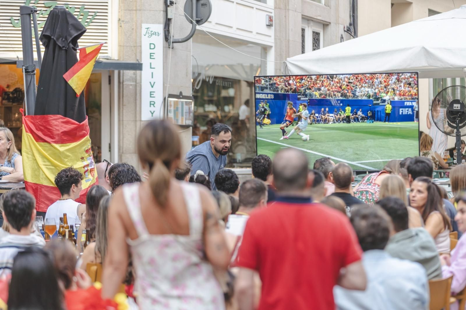 Galería | Camisetas, banderas y las calles de Ourense llenas de emoción por ver a España jugar los cuartos de final, en fotos
