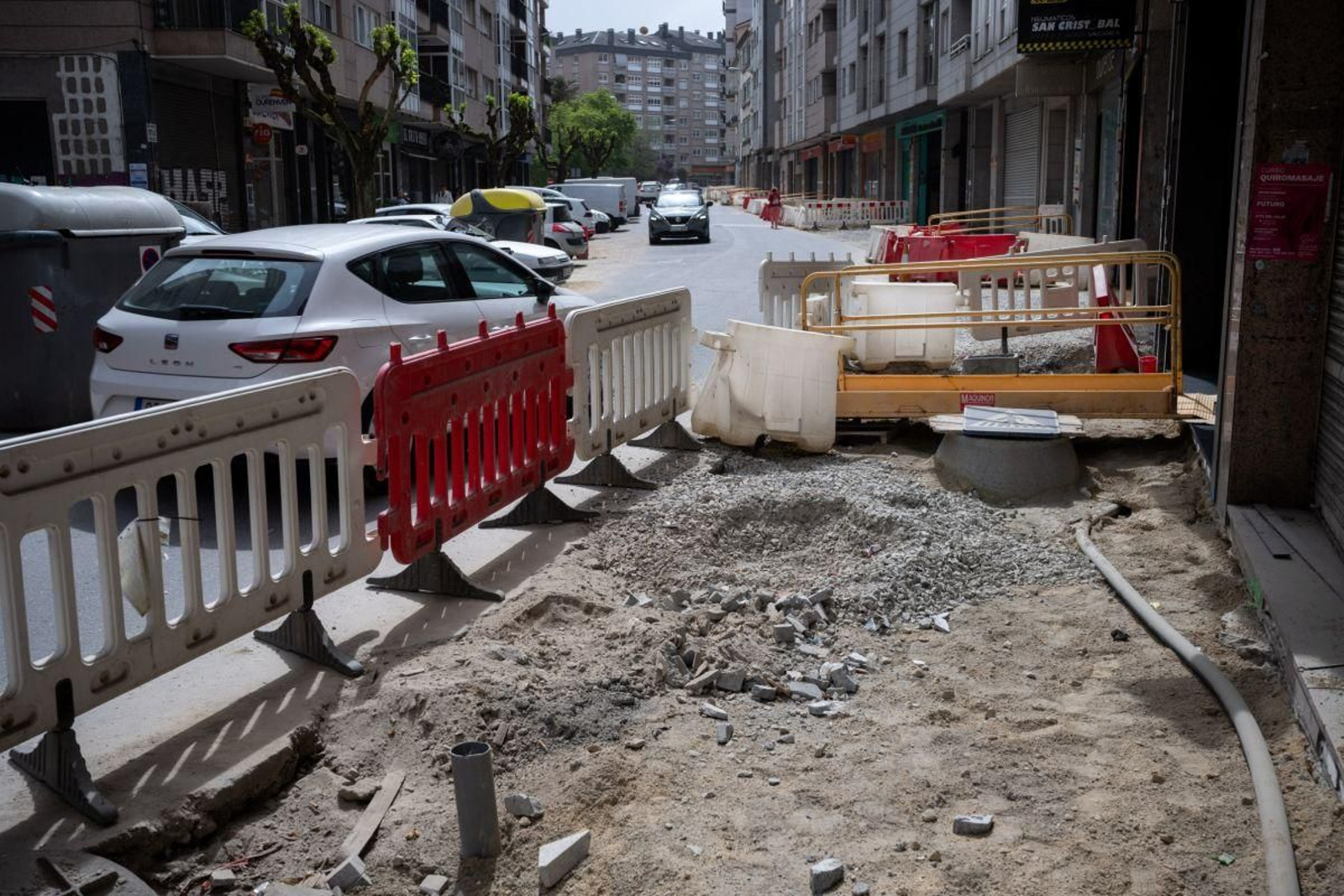 La avenida de Portugal continúa en ruinas pese a la llegada de la nueva empresa