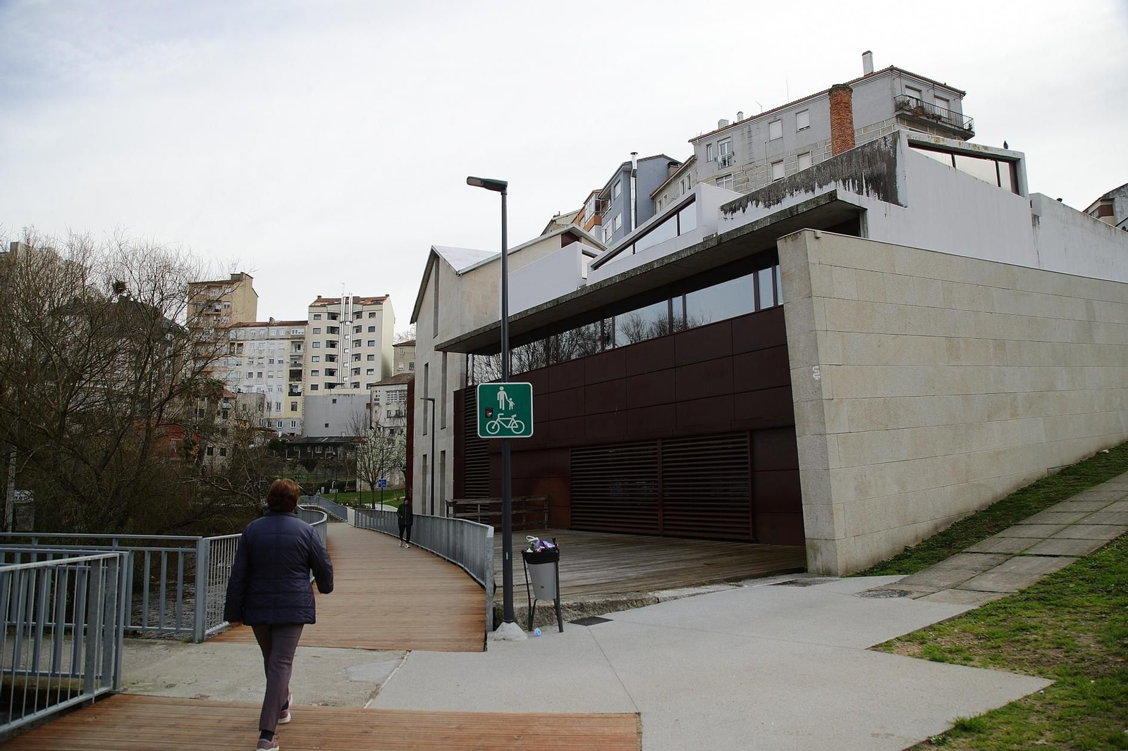 El centro La Molinera, a la orilla del Barbaña.