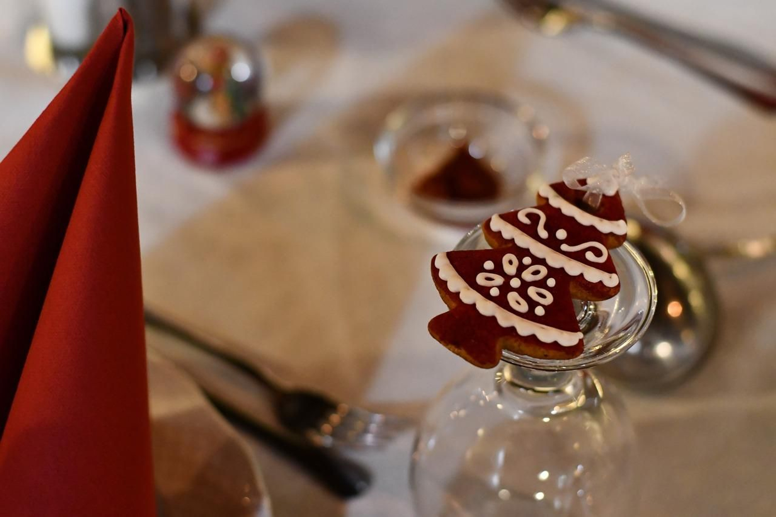 Mesa con decorados navideños.