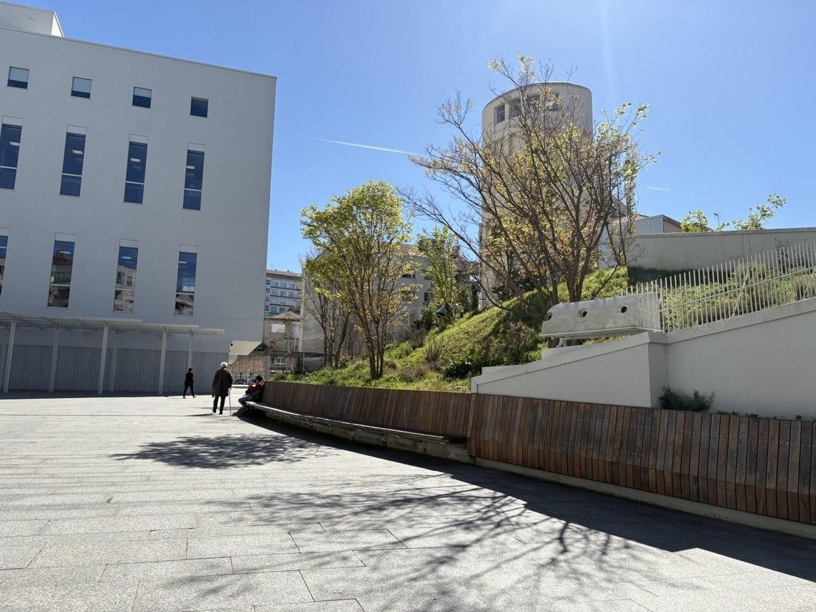 Los tres focos para proyectar imágenes en el edificio, colocados frente al inmueble.