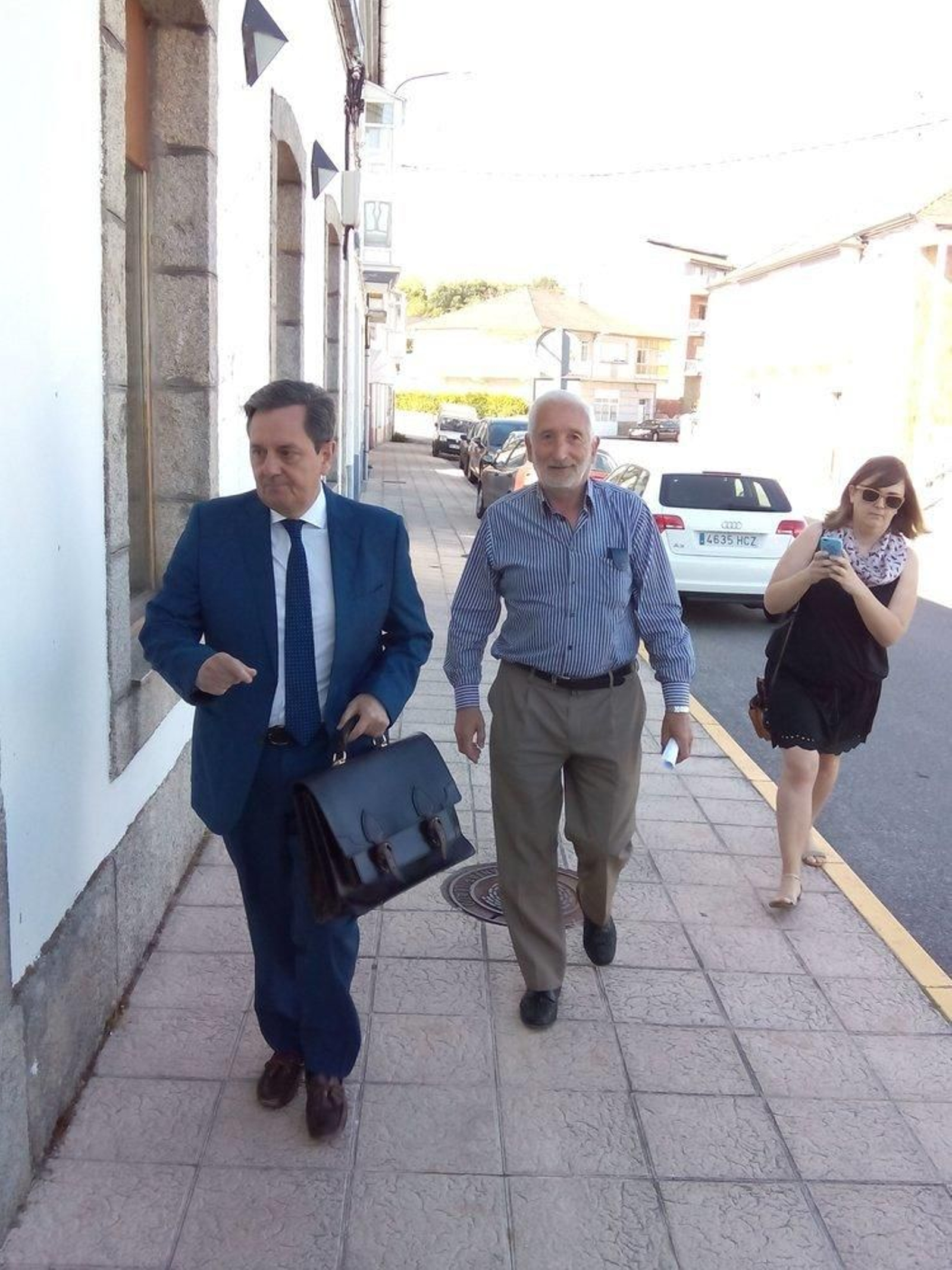 Ventura Sierra (derecha) abandona el Juzgado de Trives, acompañado por su abogado, Jorge Temes.