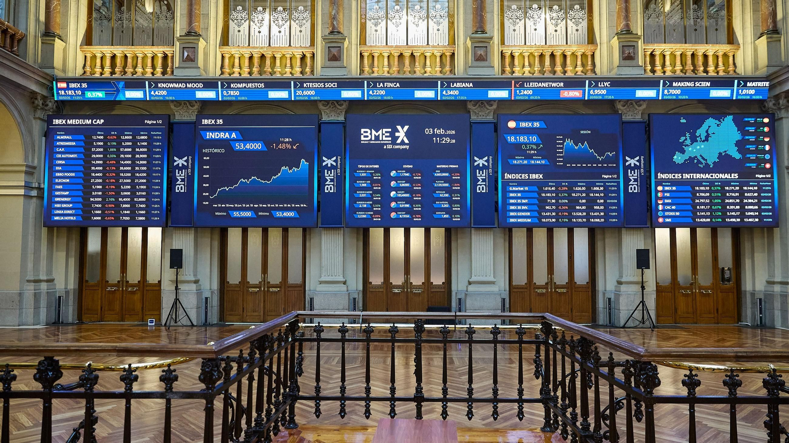 Paneles informativos en el Palacio de la Bolsa de Madrid.