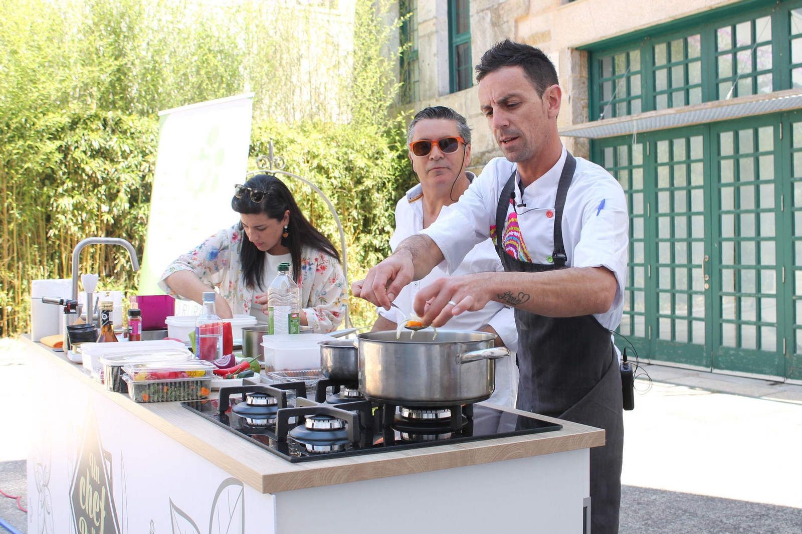 Ivan Méndez cocinó con voluntarios y la concejala Beatriz González se animó en los fogones.