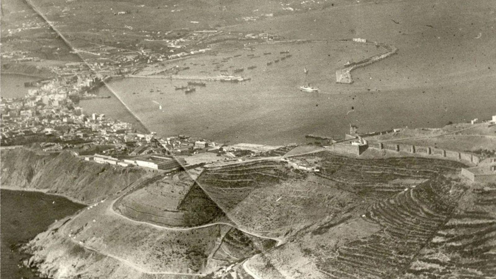 Actualmente, o penal do “Monte Hacho” -á dereita- e un cuartel de artillería.