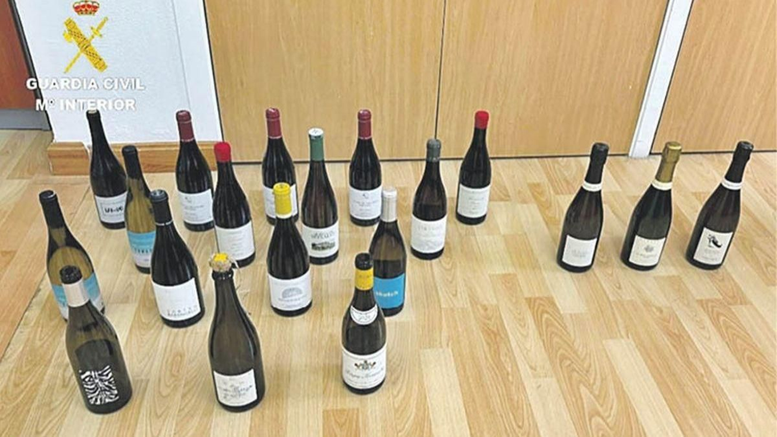 Botellas de vino que halló la Guardia Civil.