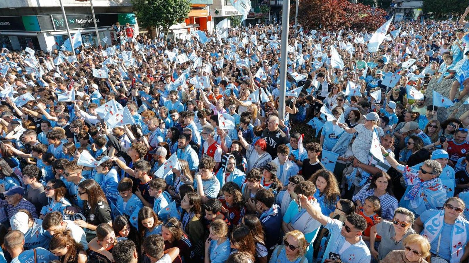 Galería | Fiesta celeste en Vigo por la vuelta del Celta a Europa