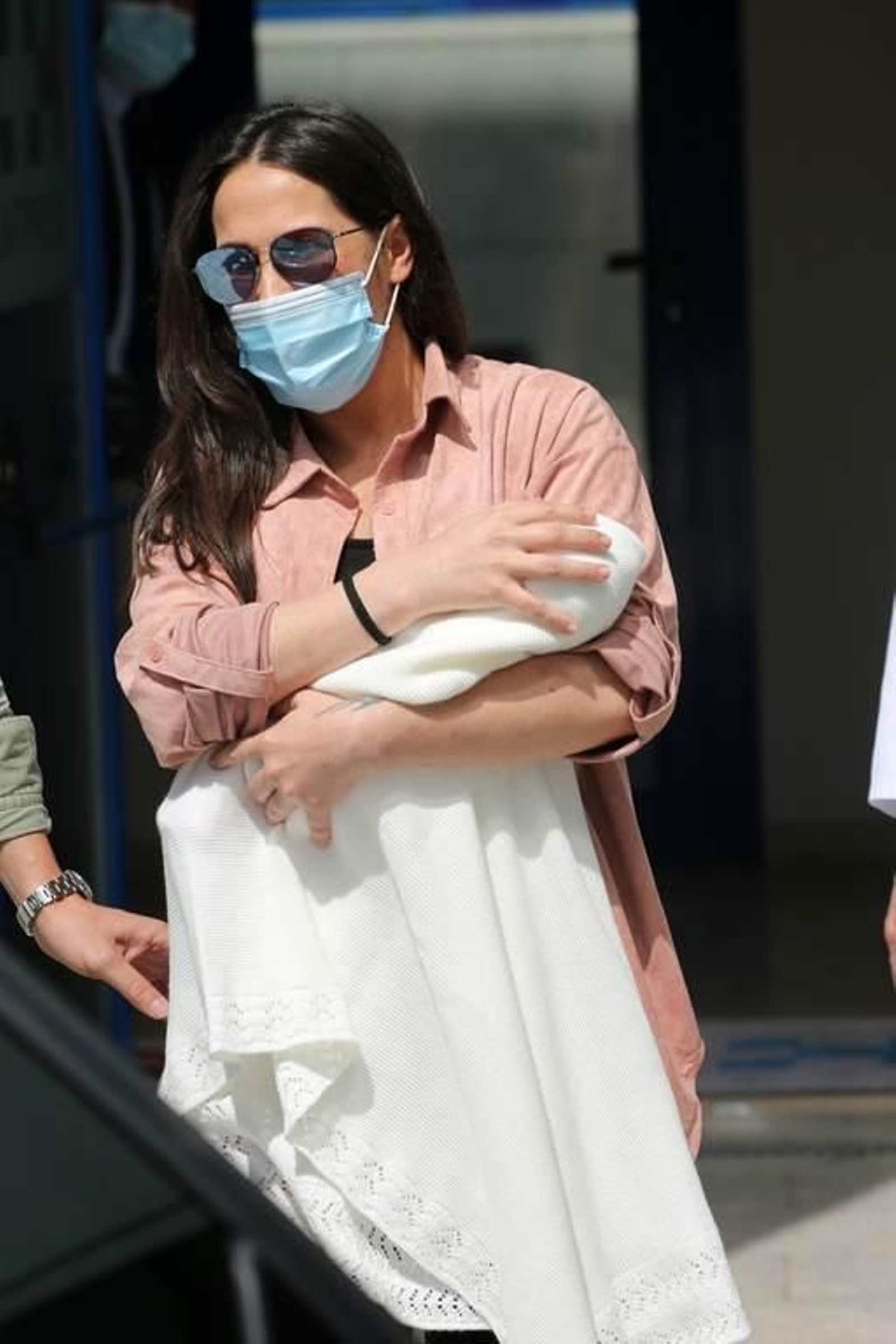 Malú y Albert Rivera reciben el alta médica tras el nacimiento de su hija Lucía 11