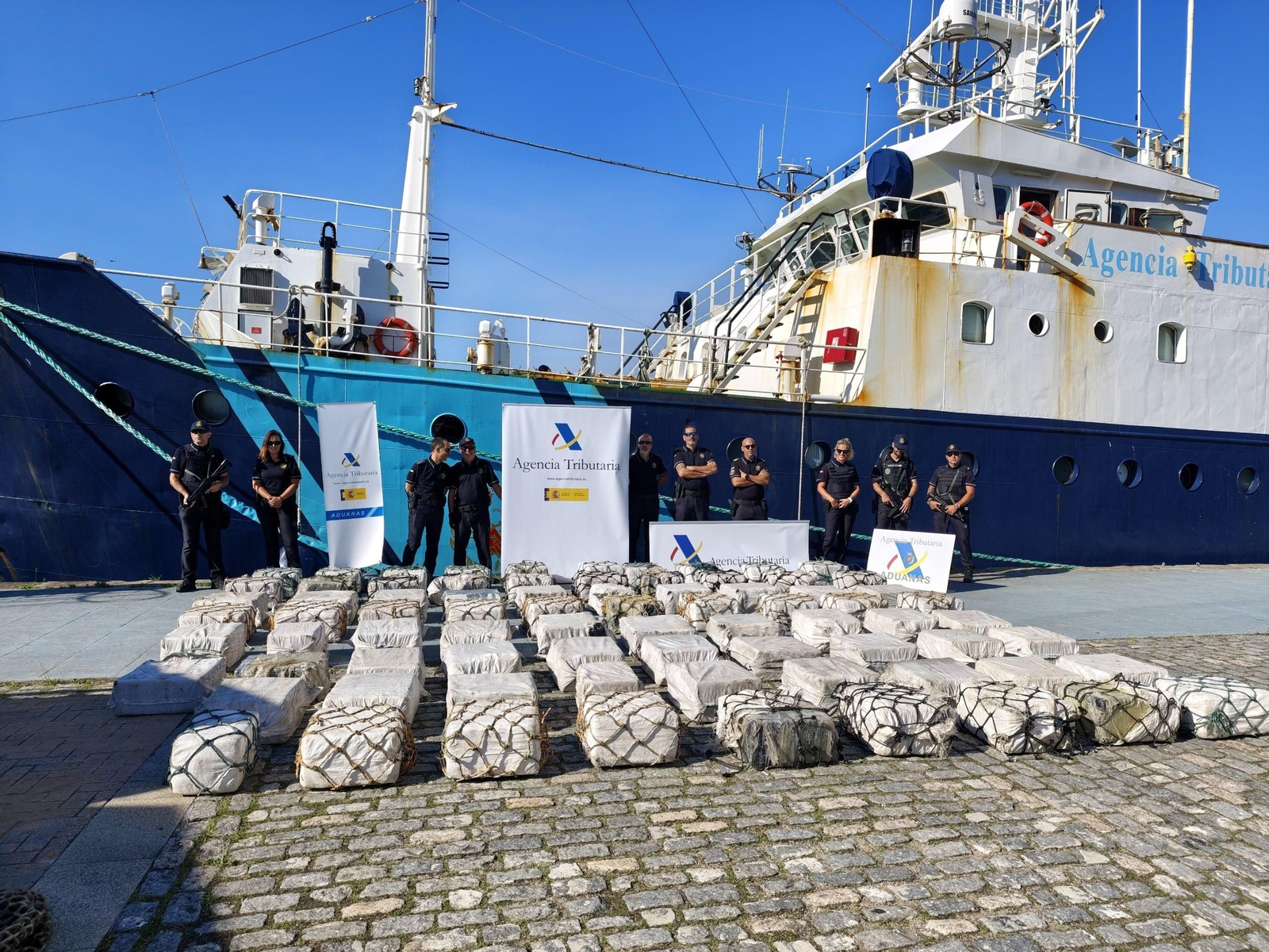 Los más de 2.000 kilos de cocaína que transportaba el velero interceptado, este lunes en el puerto de Vigo.