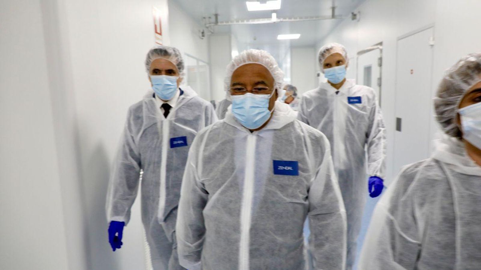 Un momento de la visita a la planta ayer.