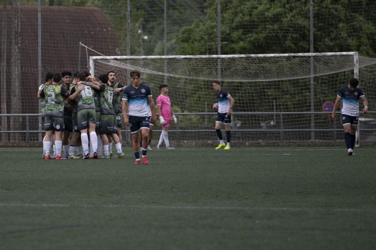 Los jugadores del Atlético Arnoia celebran el tanto de Rivero frente al Cented Academy en Oira.
