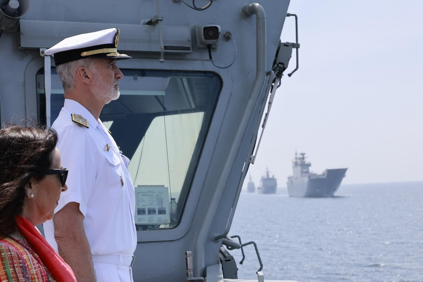 El Rey, a bordo del BAM “Audaz”, al inicio de la revista naval en aguas de la ría de Vigo.