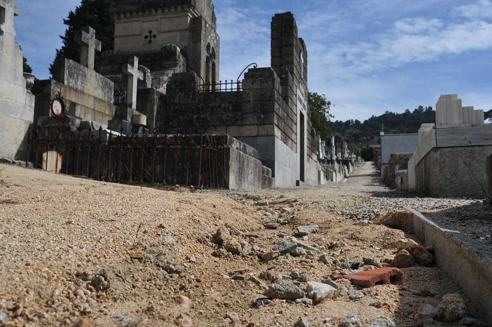 El mal estado de los caminos del cementerio de San Francisco (Foto: José Paz)