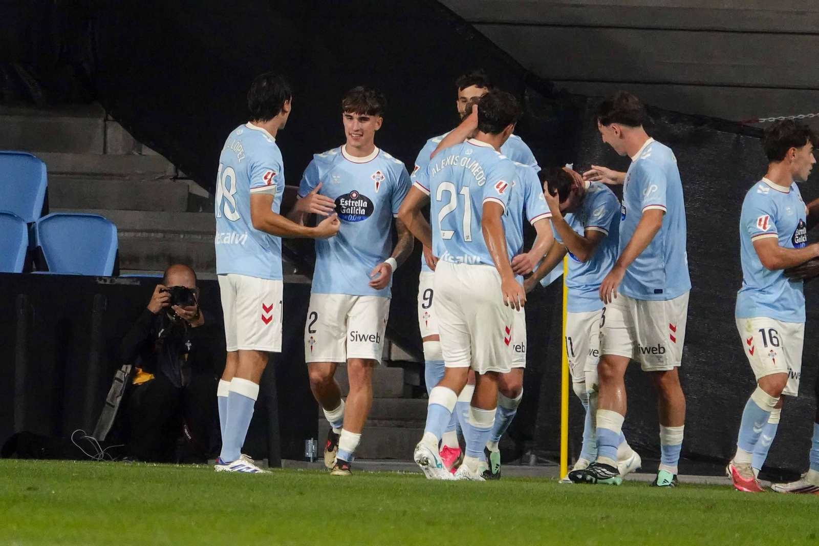 Varios jugadores del Celta Fortuna felicitan a Ángel Arcos tras anotar el primer gol de la noche.