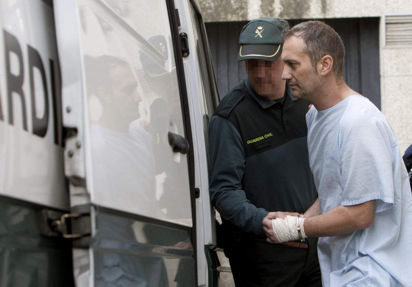 Fariñas, durante la subida al furgón que le llevaría a la prisión de A Lama.