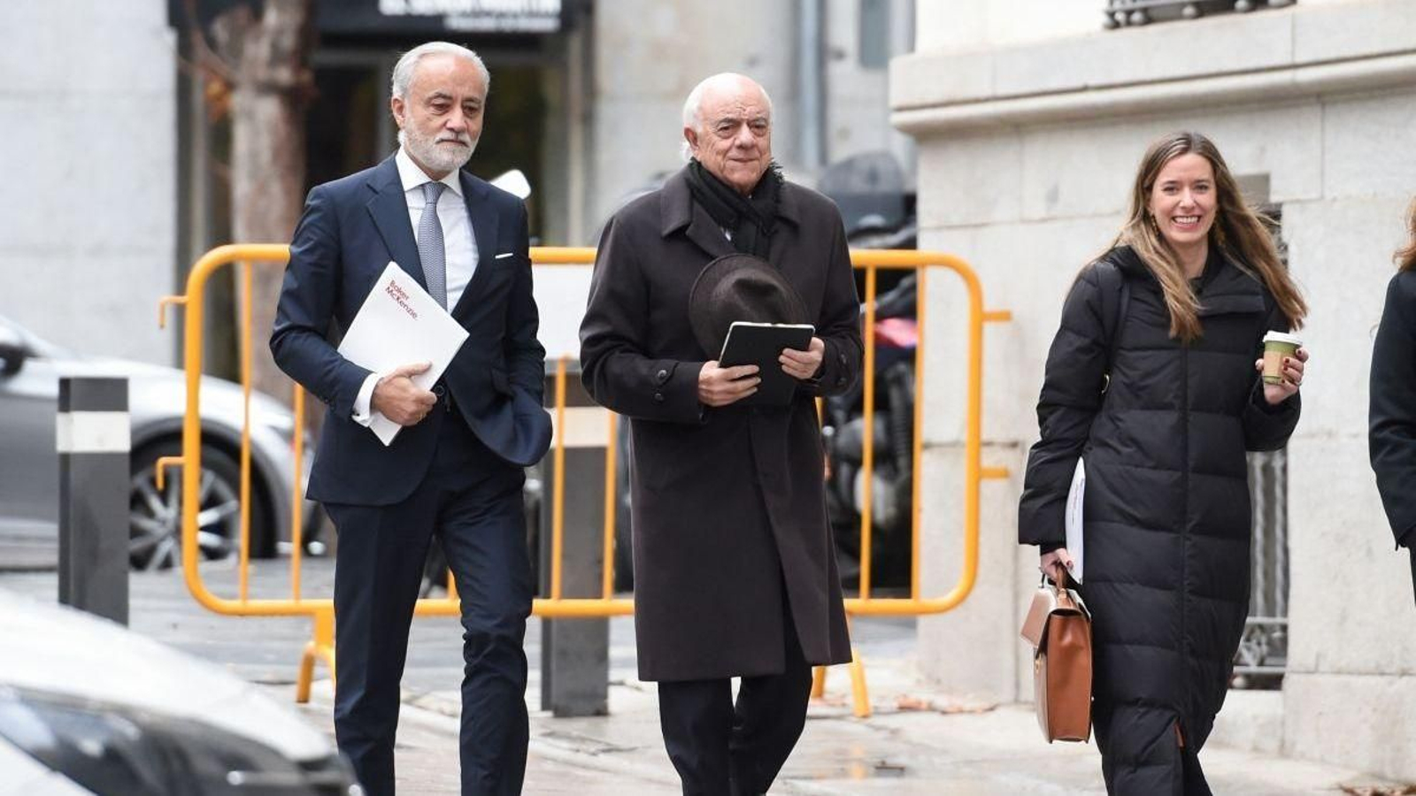 El expresidente del BBVA Francisco González (c) llega con sus abogados a la Audiencia Nacional.