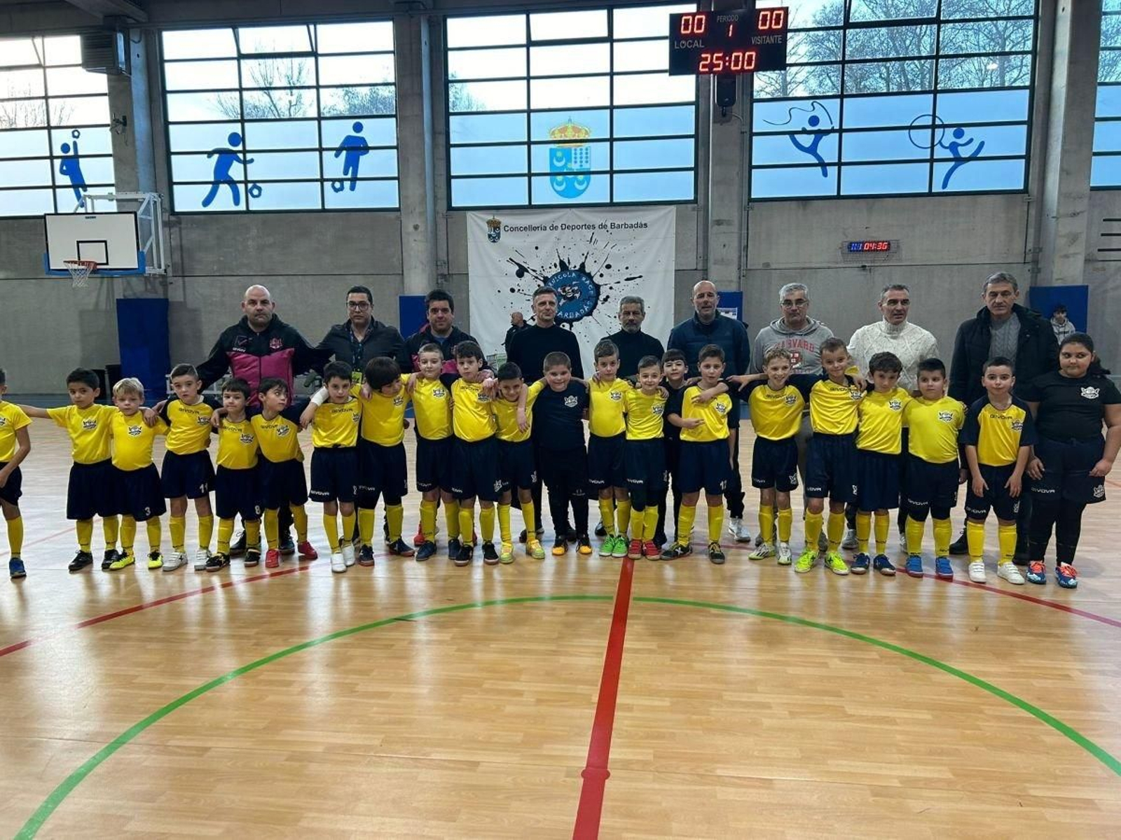 Los jugadores de la categoría prebenjamín y benjamín del recién nacido Academia Futsal.