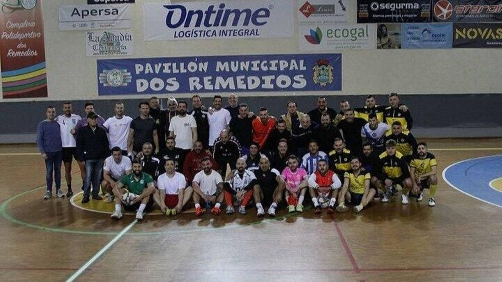 Los jugadores del Vistahermosa FS, en Os Remedios. | Foto: Miguel Ángel