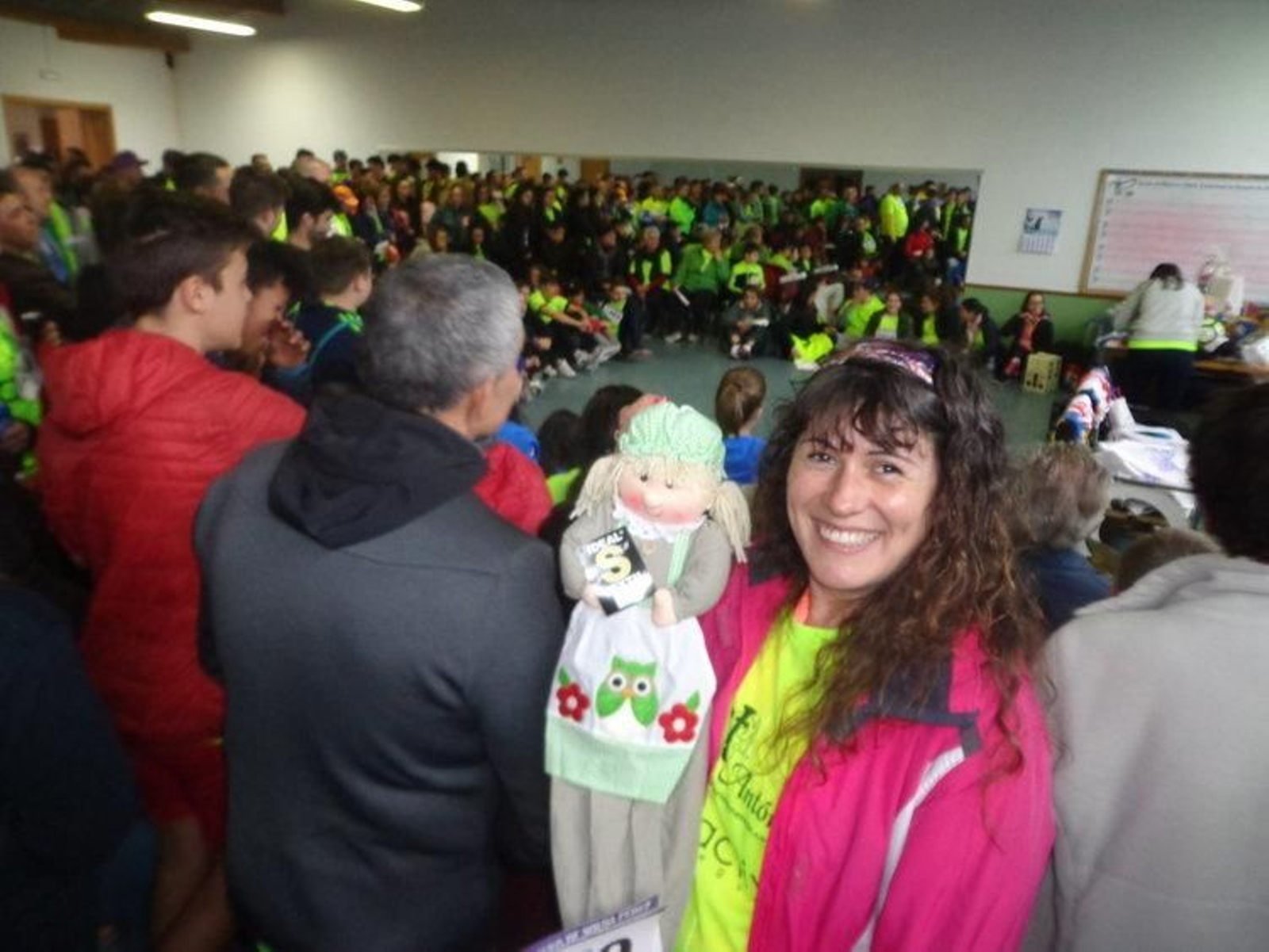 Una inscrita en la andaina ruesa muestra el premio recibido.