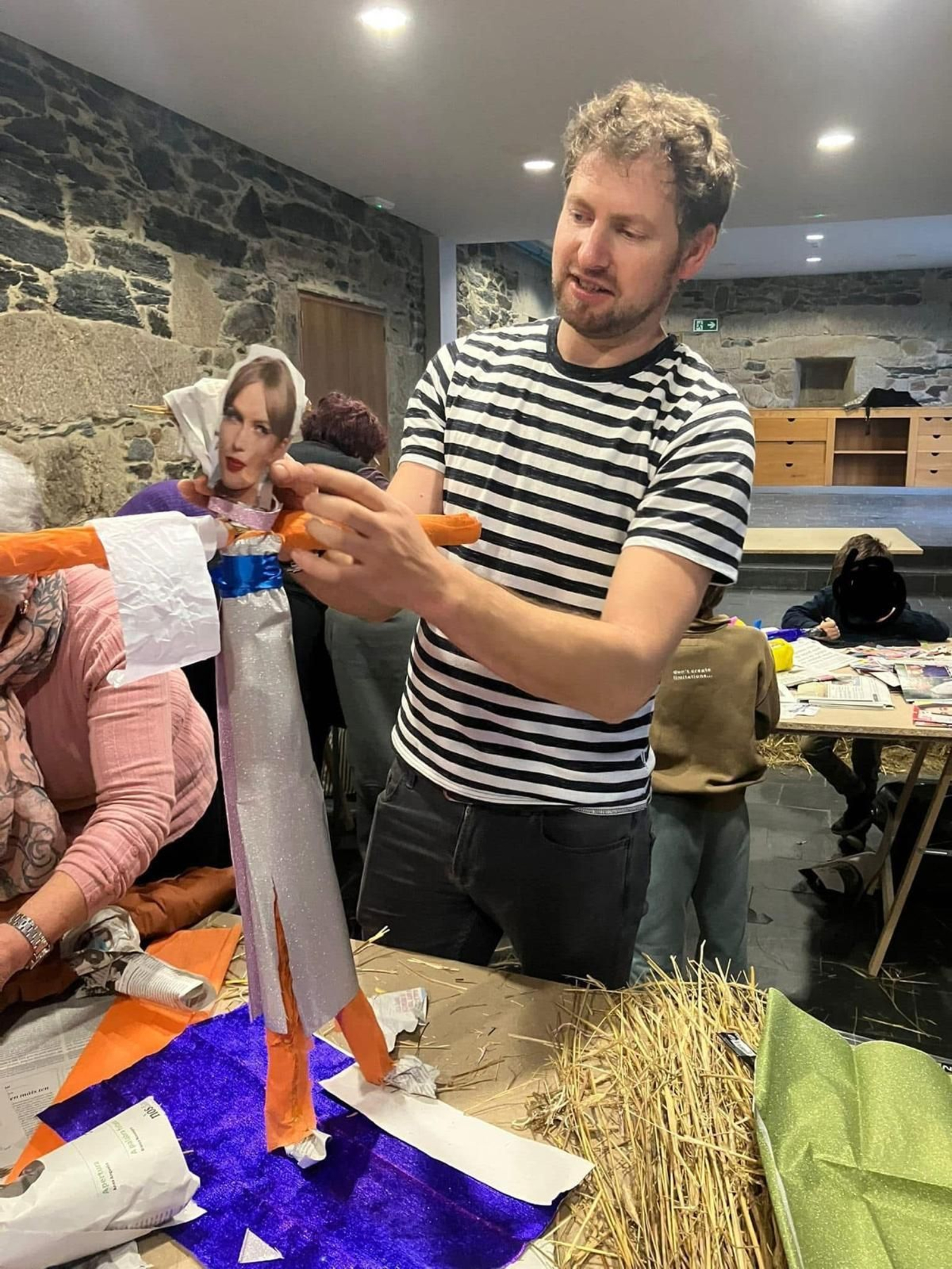 Galería |  A Gudiña crea de nuevo sus  figuras del Entroido