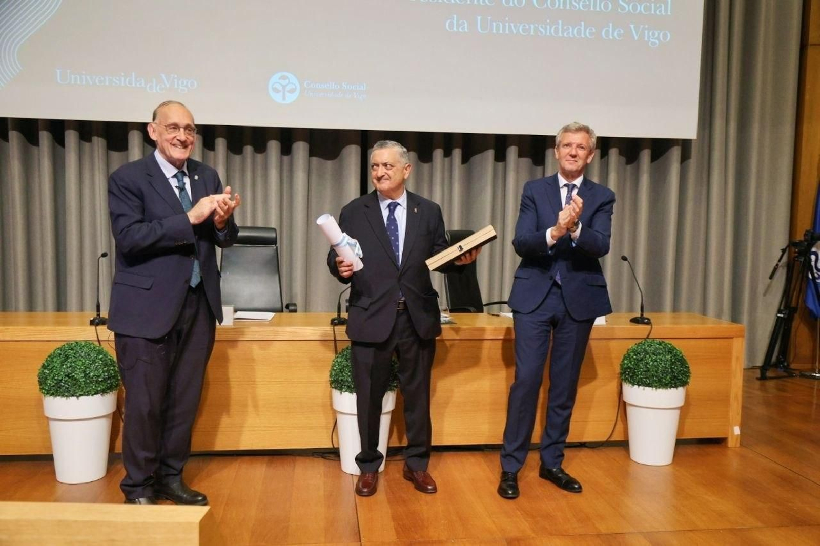 El rector en funciones, Manuel Reigosa, el presidente del Consello Social, Ernesto Pedrosa,  y el presidente de la Xunta, Alfonso Rueda, ayer en el campus.