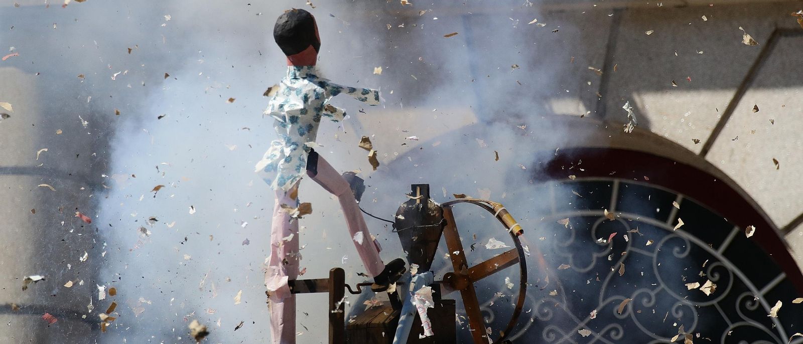 La Madamita en plena explosión frente a la Subdelegación.
