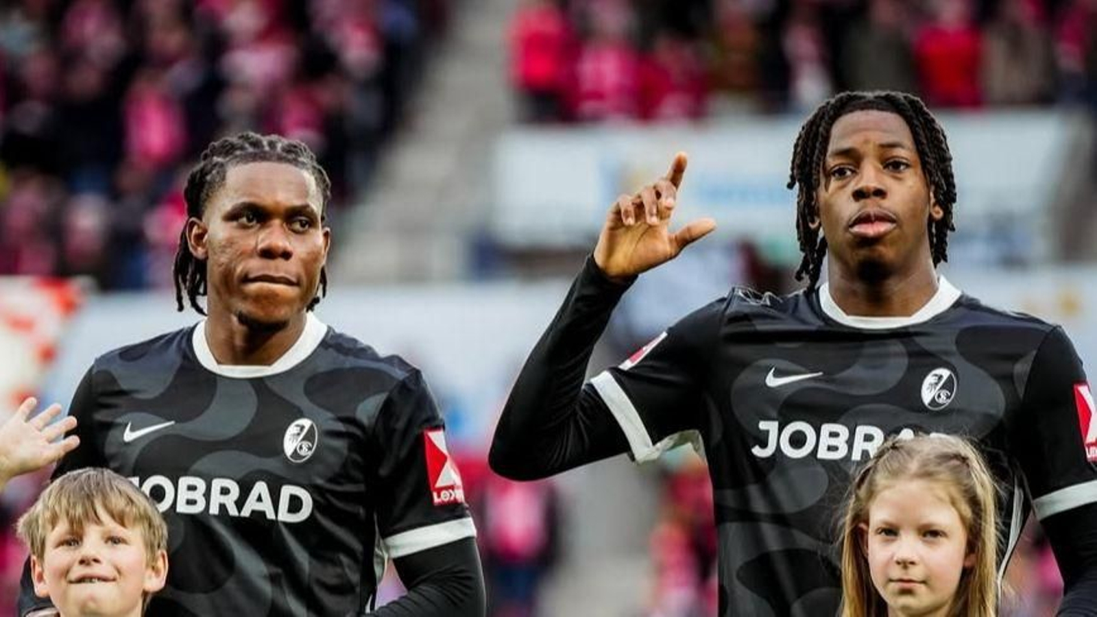 Mazambi, con el brazo en alto, podrá jugar el jueves en Balaídos.