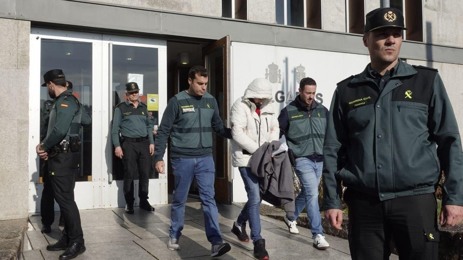 Salida de los juzgados de O Porriño del detenido por el crimen de Salceda. // Vicente Alonso