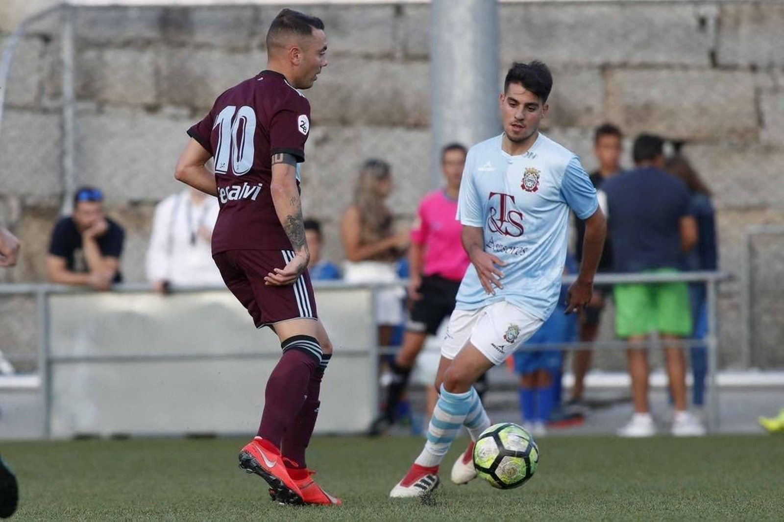 El delantero del Celta se animó a jugar algo más de diez minutos del amistoso tras el descanso.