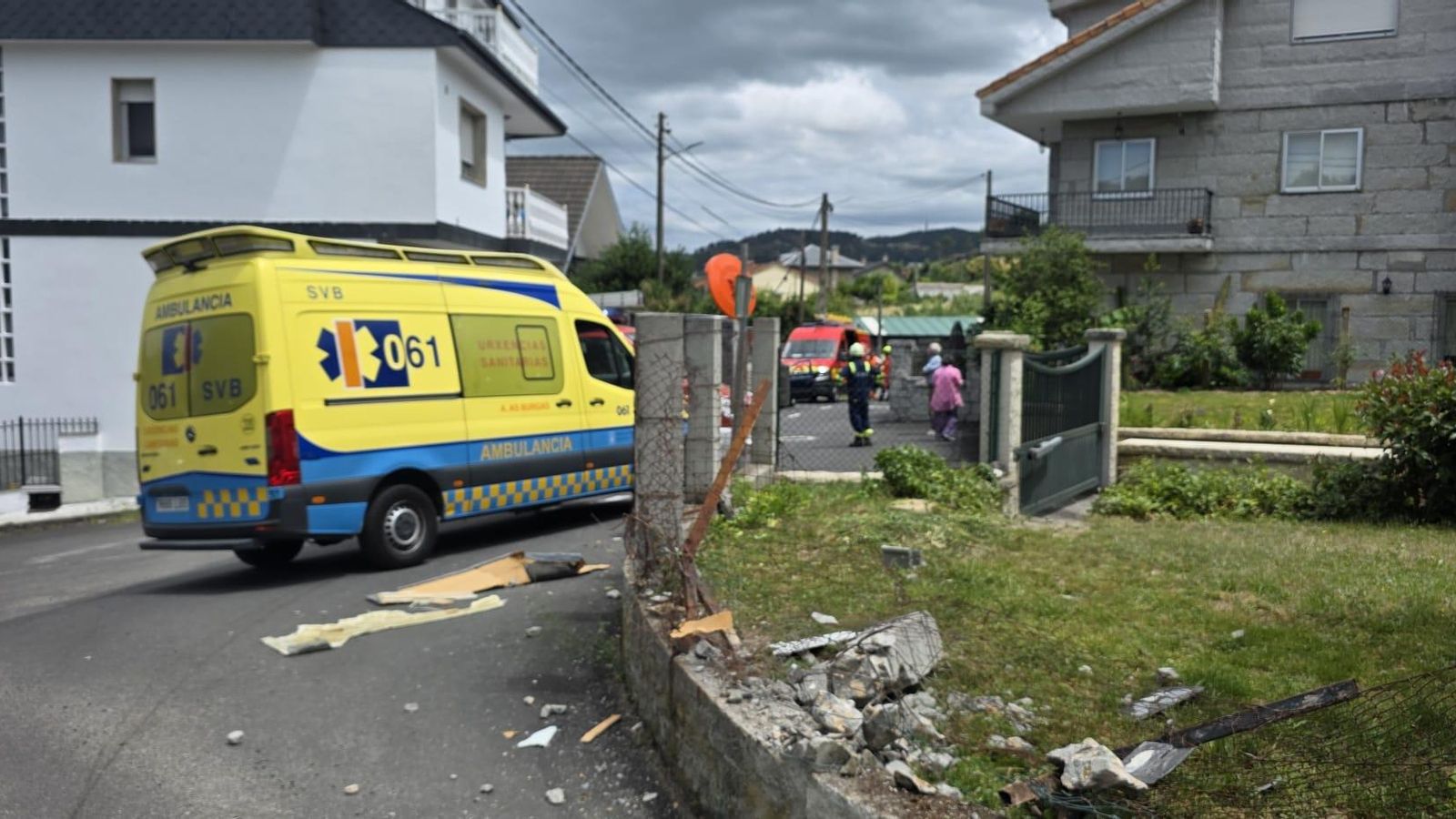 Una ambulancia desplazada al lugar del accidente en la rúa Fonsillón, en Barbadás, prestando servicios asistenciales de emergencia.