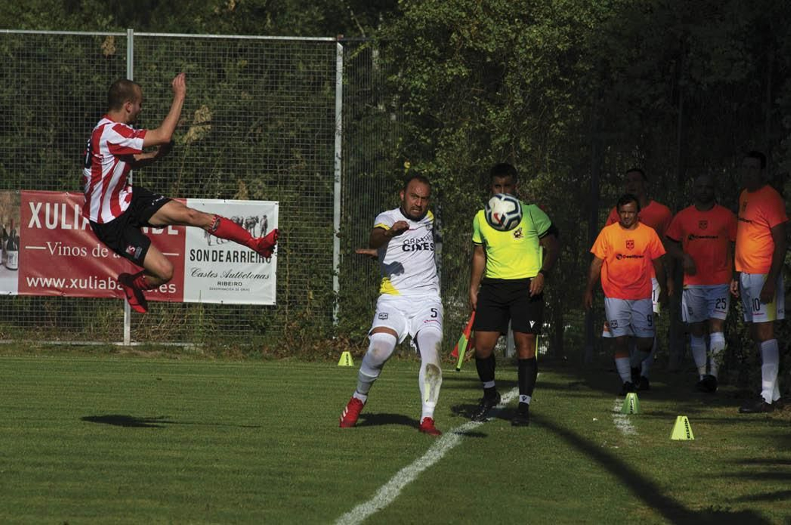 Partido entre el Atlético Arnoia y el Juvenil de Ponteares disputado en A Queixeira (MARTIÑO PINAL).