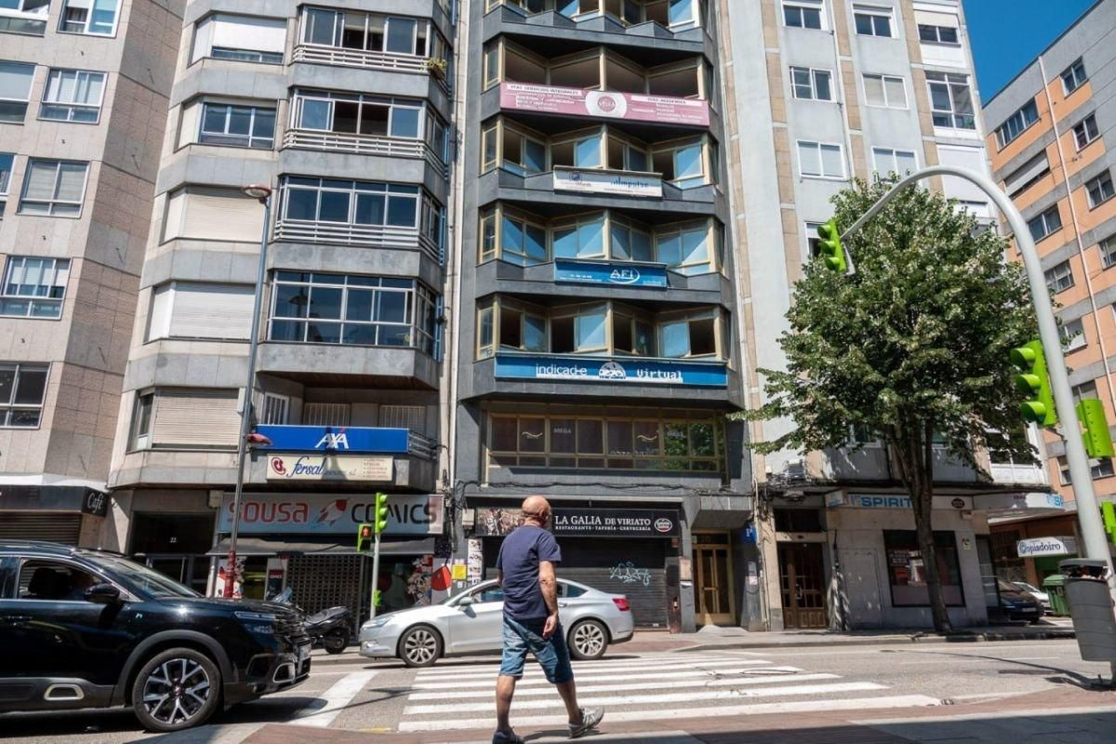 El edificio de siete plantas y bajocubierta al inicio de Castrelos que ahora será residencial.